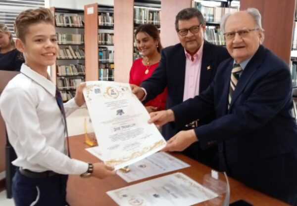 Condecoran a jóvenes zulianos por enaltecer Bicentenario de la Batalla Naval del Lago de Maracaibo