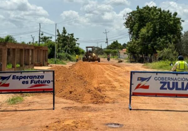 Gobernación del Zulia inicia reasfaltado en la parroquia La Sierrita, Mara