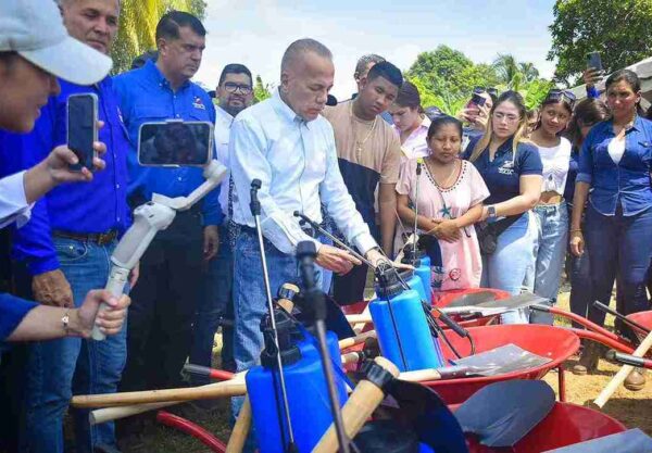 Gobernación entrega créditos, aportes y kits agropecuarios a los productores zulianos