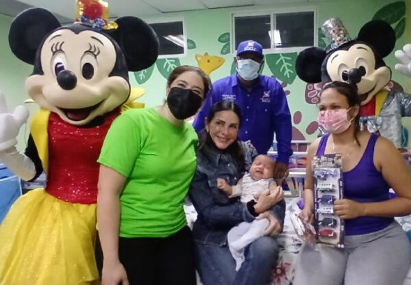 Eveling de Rosales entregó regalos en Hospital de Niños de Maracaibo