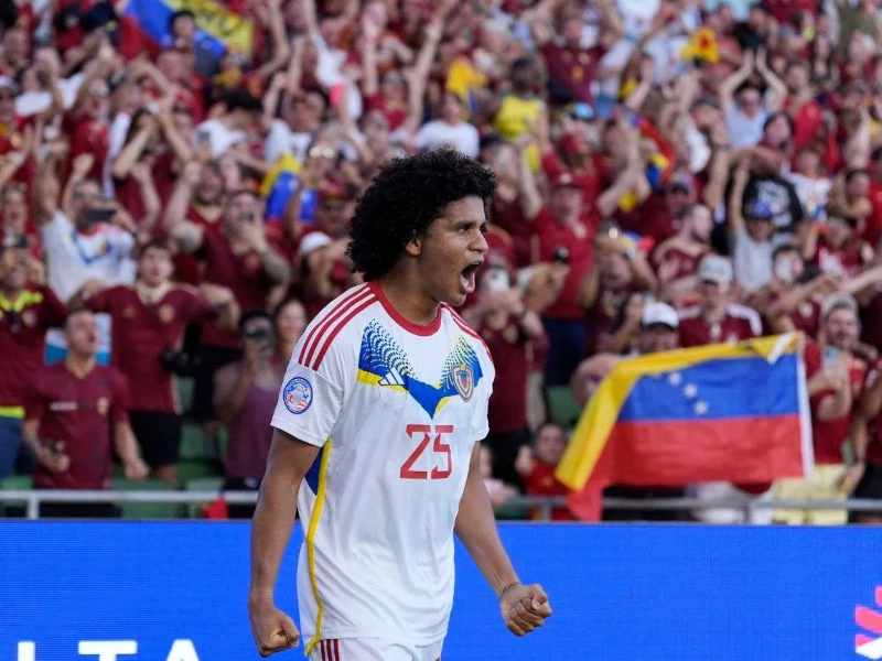 Eduard Bello brilla en el XI de la Copa América