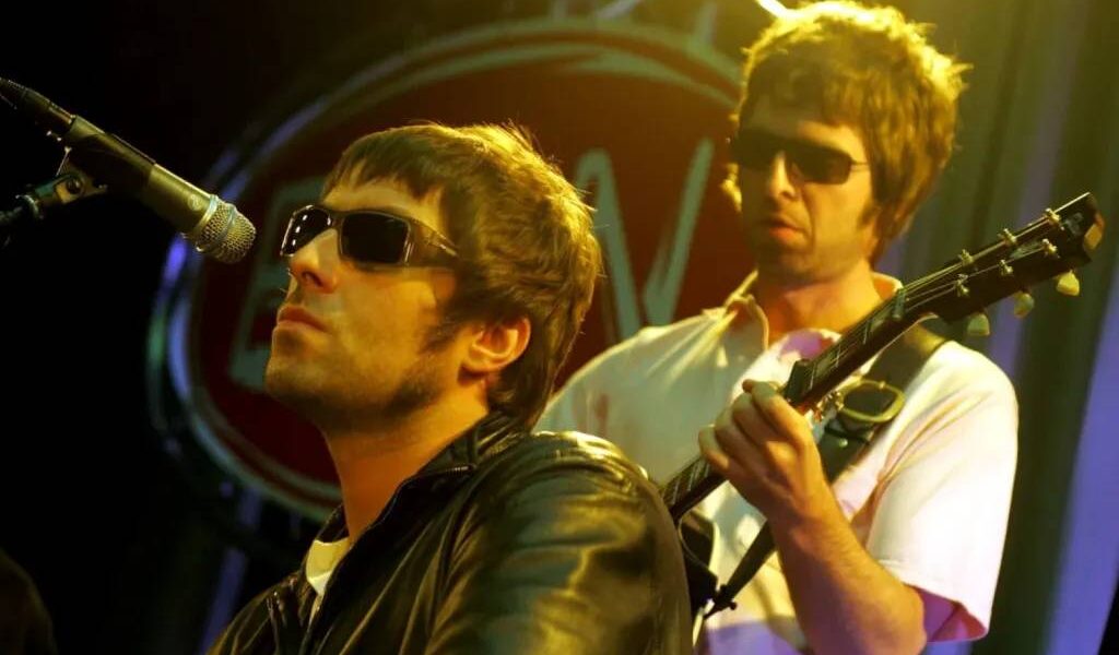 La banda de rock británica Oasis anuncia su regreso en 2025