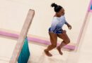 Simone Biles tropezó en la barra y no logró su cuarta medalla de oro en París