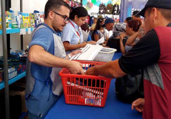 Continua Feria Escolar de la Gobernación de Zulia