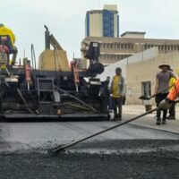 Operativo especial de saneamiento y bacheo en la avenida Bella Vista de Maracaibo