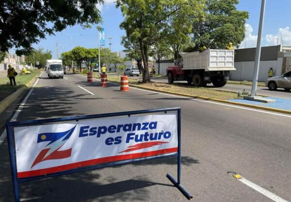 Ejecutan operativo de limpieza en la avenida Fuerzas Armadas de Maracaibo