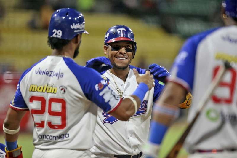 Tiburones conservó el primer lugar con triunfo contundente ante Águilas