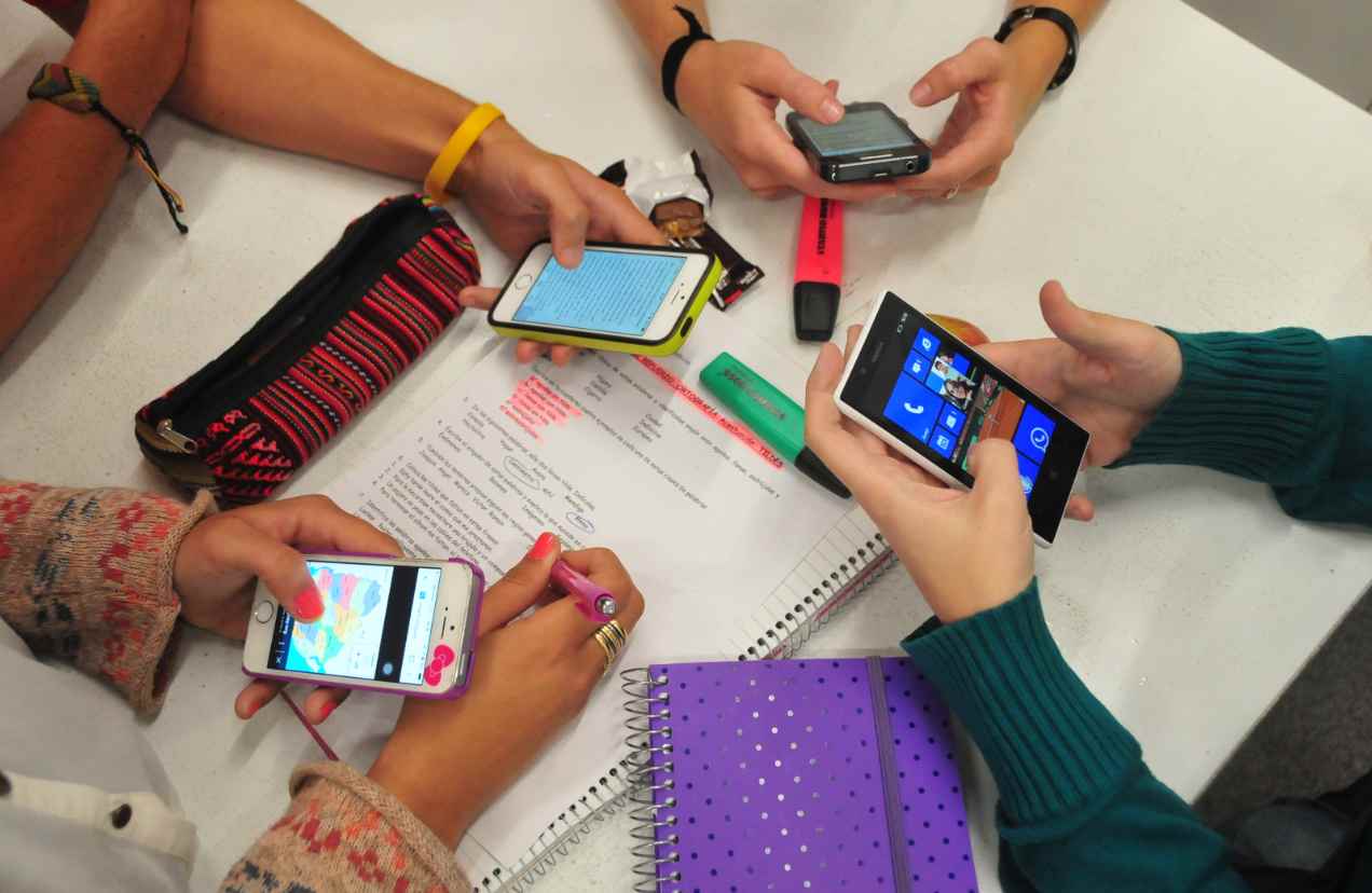 Autoridades crean plan para regularizar el uso de celulares en las escuelas