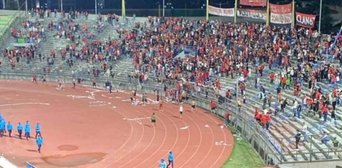 Caracas FC – Deportivo Táchira suspenden partido por agresión de los hinchas: Incidentes serán investigados