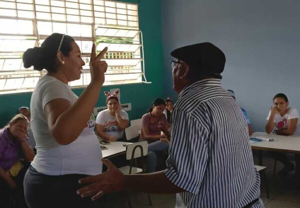 La Escuela de Títeres del Zulia capacita a docentes para innovar en el aula